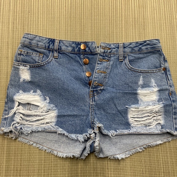 Forever 21 Medium Wash Distressed Frayed Jean Shorts Size 27/ 28 -2/4 Button Fly - Picture 1 of 4